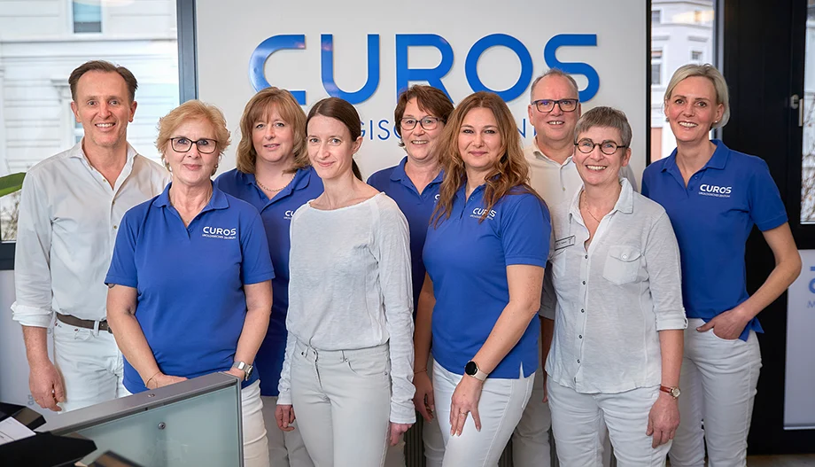 Ein Gruppenfoto des Praxisteams von CUROS Bonn-Mitte - Ihr Urologe in Bonn Zentrum
