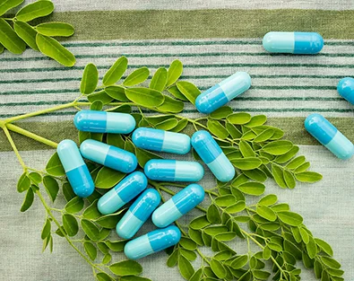 Das Symbolbild zeigt Supplements in Drageeform zum Einnehmen sowie Kräuter. Es ist ein Symbolbild für den Schwerpunkt Orthomolekulare Medizin des CUROS urologisches Zentrums Köln Bonn